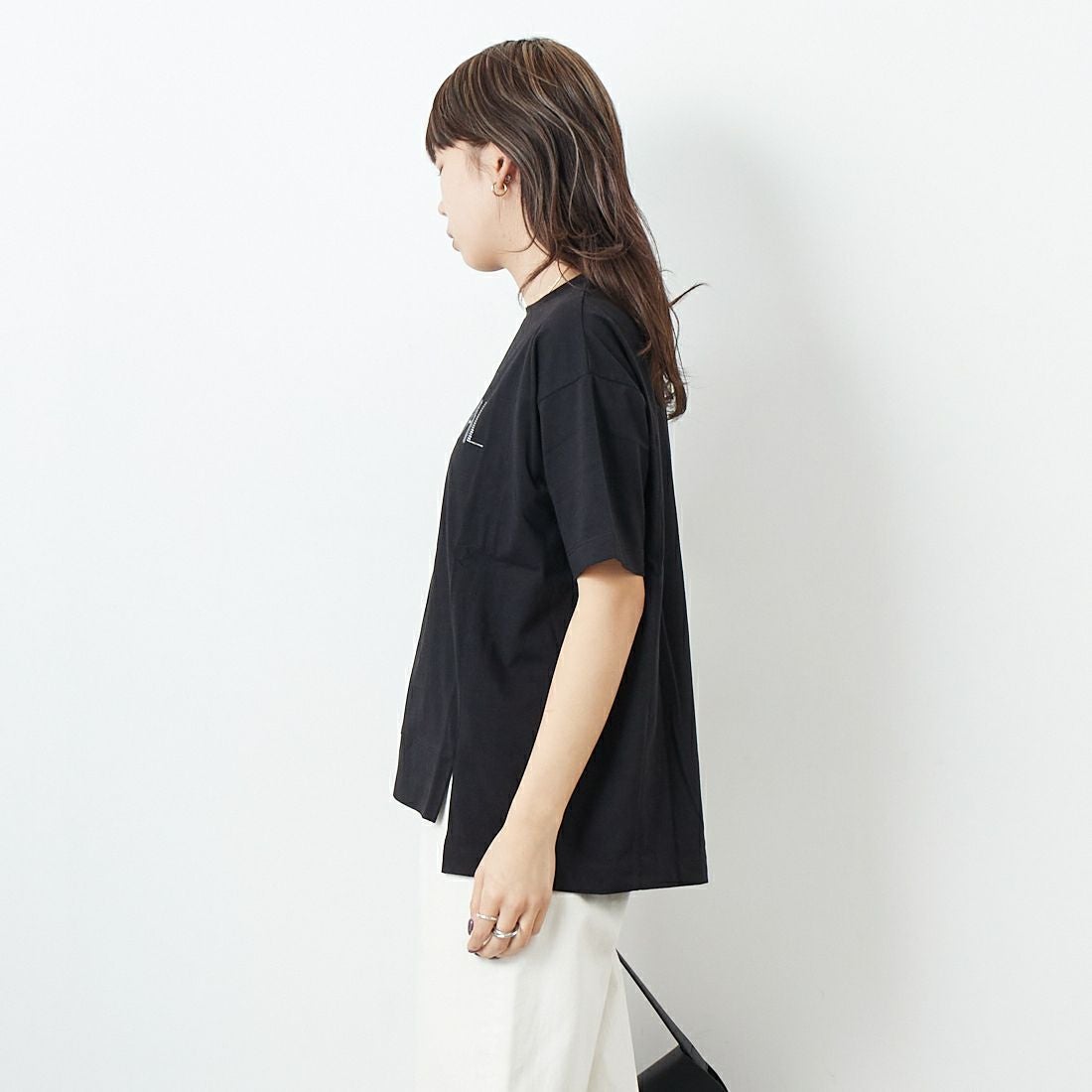 Maison de L'allure [メゾン ドゥ ラリュール] ラインストーンロゴTシャツ [M25112018] 09 BLACK &&モデル身長：167cm 着用サイズ：F&&