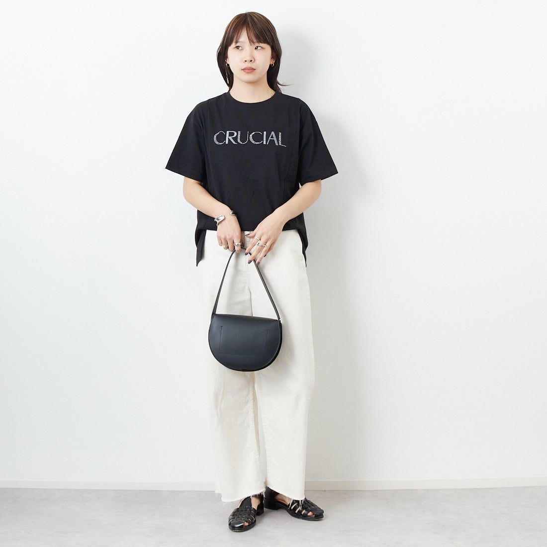 Maison de L'allure [メゾン ドゥ ラリュール] ラインストーンロゴTシャツ [M25112018] 09 BLACK &&モデル身長：167cm 着用サイズ：F&&