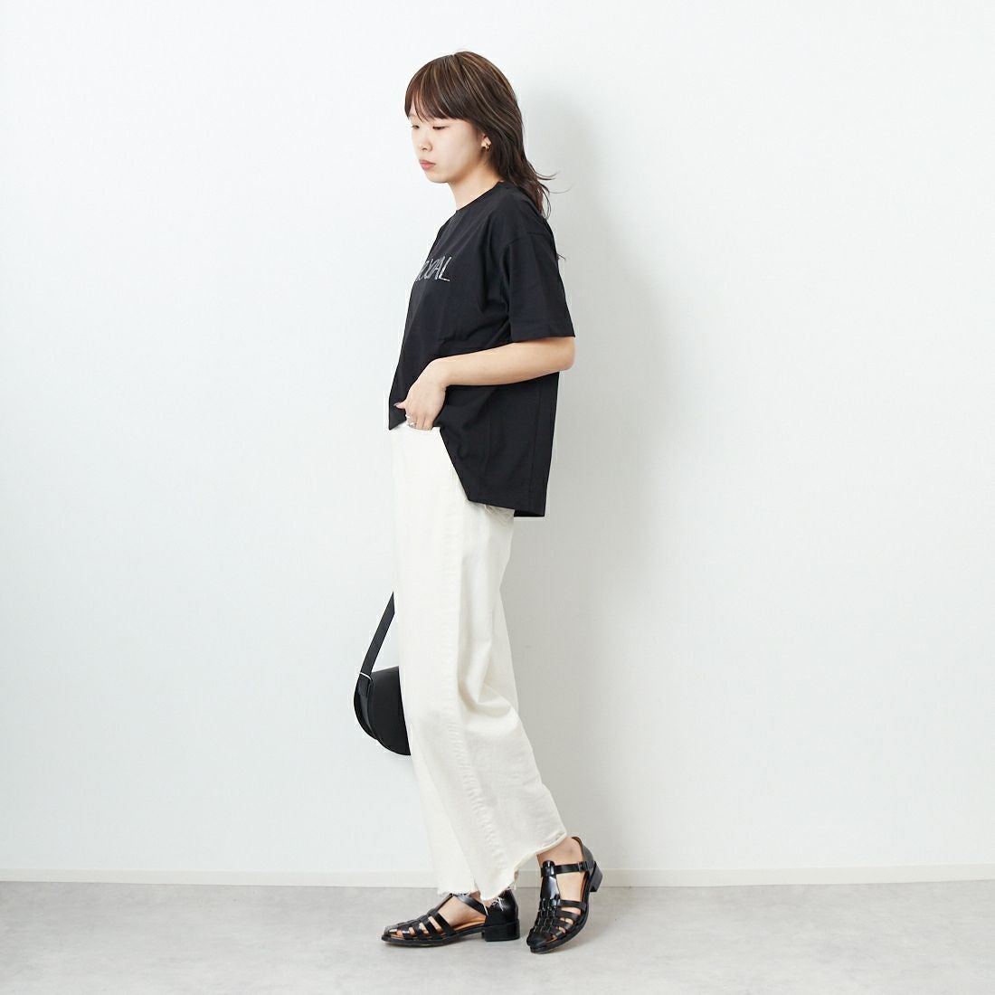 Maison de L'allure [メゾン ドゥ ラリュール] ラインストーンロゴTシャツ [M25112018] 09 BLACK &&モデル身長：167cm 着用サイズ：F&&