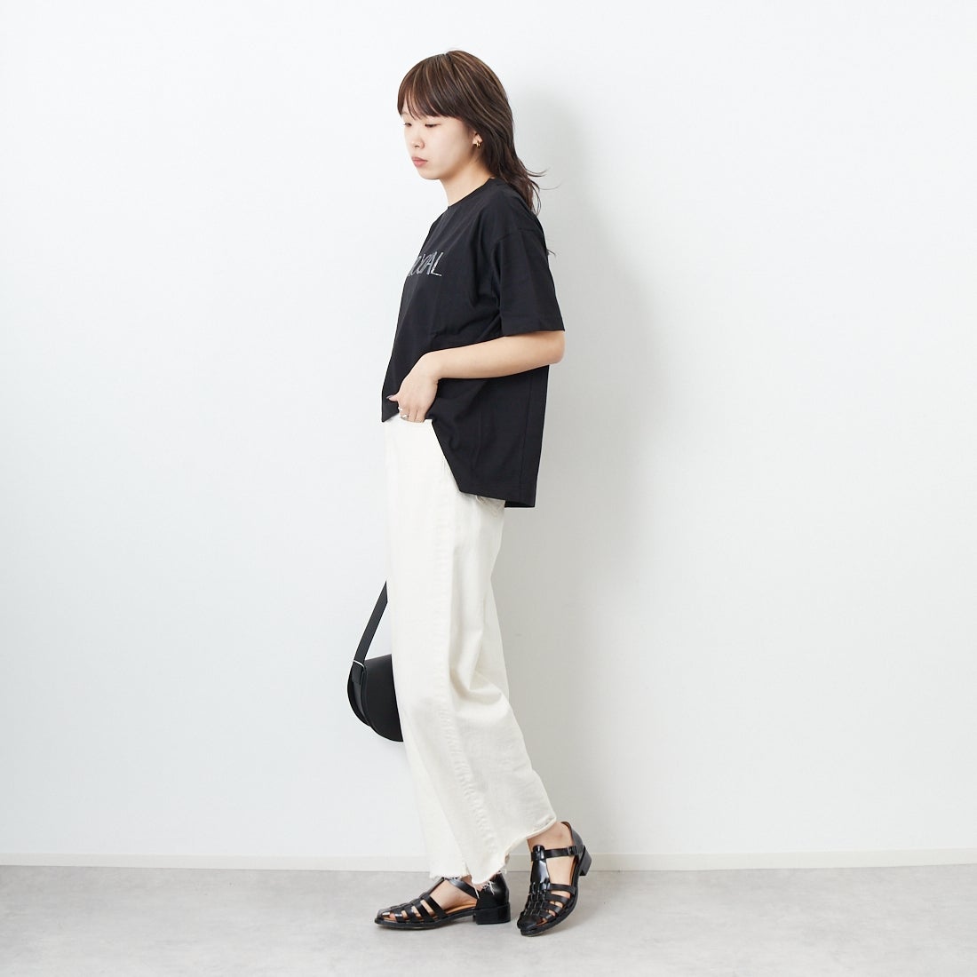 Maison de L'allure [メゾン ドゥ ラリュール] ラインストーンロゴTシャツ [M25112018] 09 BLACK &&モデル身長：167cm 着用サイズ：F&&