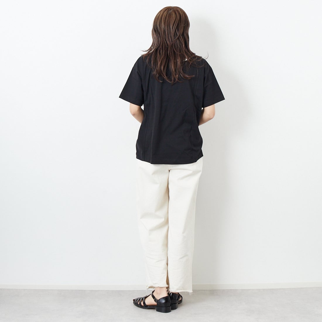 Maison de L'allure [メゾン ドゥ ラリュール] ラインストーンロゴTシャツ [M25112018] 09 BLACK &&モデル身長：167cm 着用サイズ：F&&