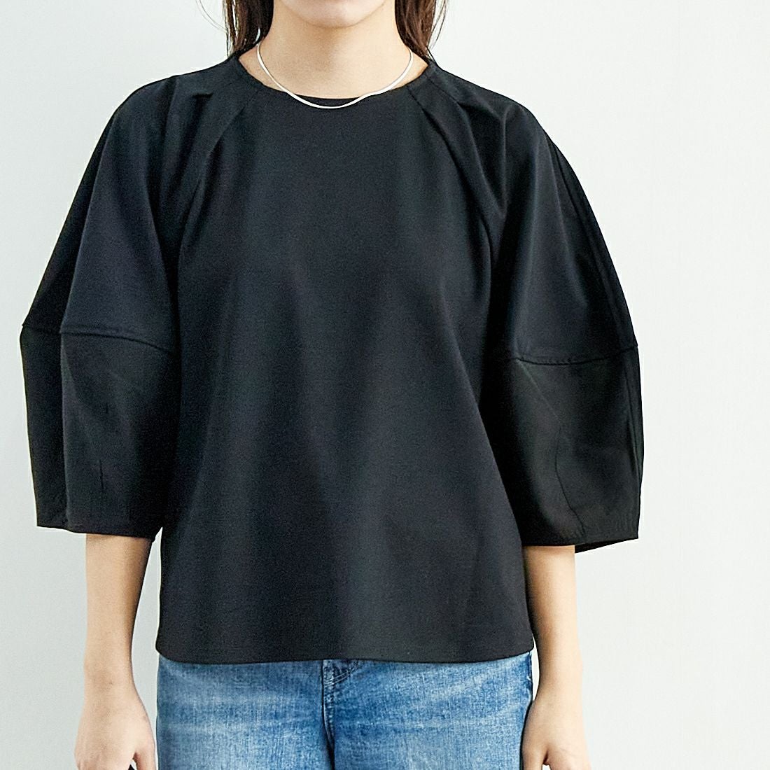 MICA&DEAL [マイカアンドディール] シアースリーブプルオーバー [0125109041] BLACK &&モデル身長：167cm 着用サイズ：F&&