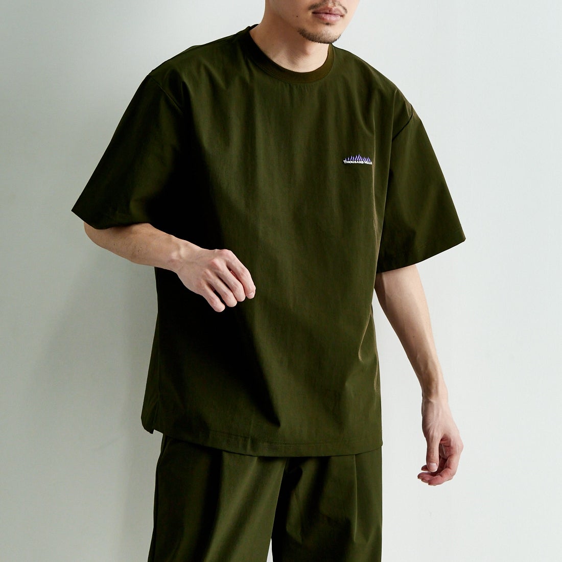 THOUSAND MILE [サウザンド マイル] ショートスリーブTシャツ&パンツ 3Pセットアップ [TM251NP00011] OLIVE &&モデル身長：168cm 着用サイズ：M&&