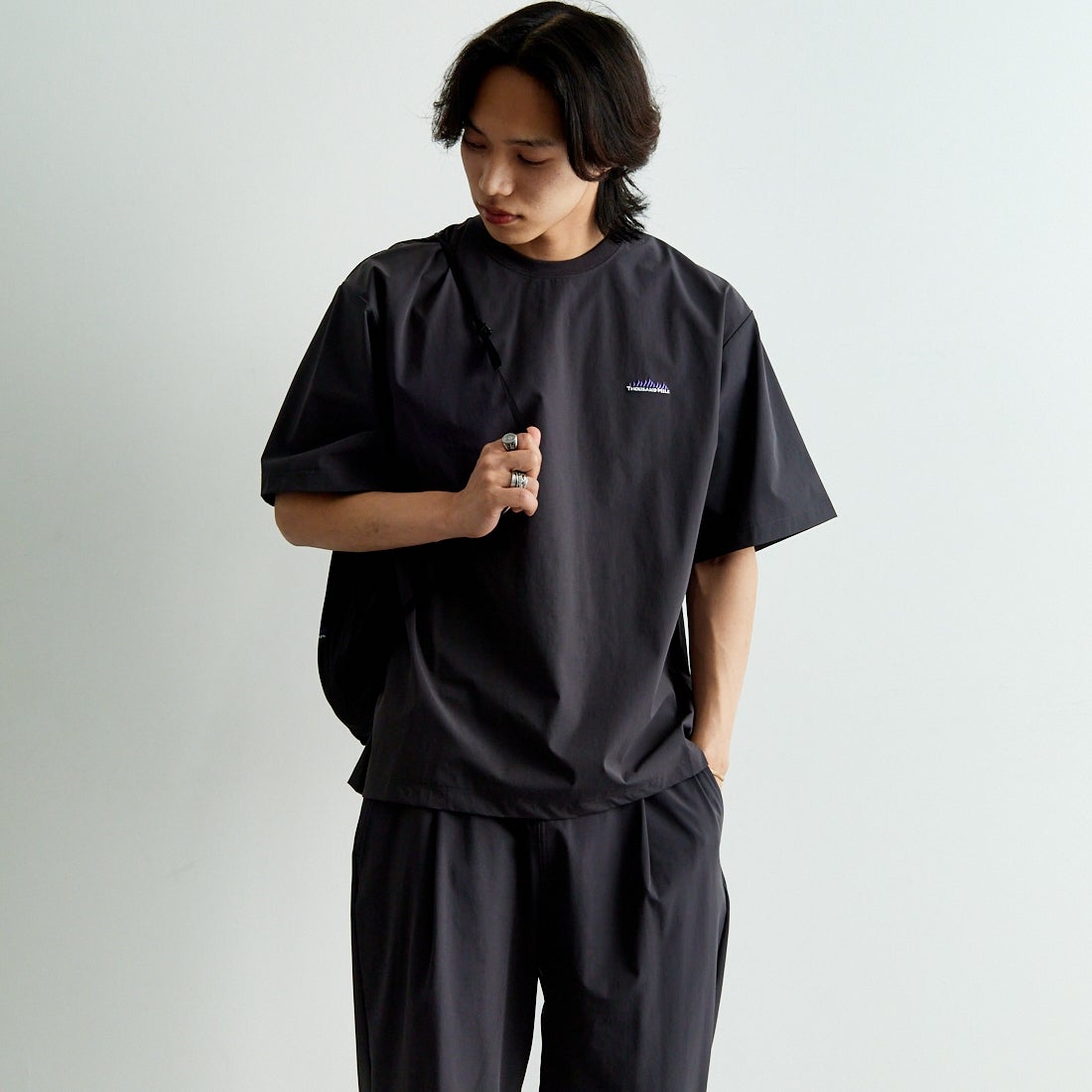 THOUSAND MILE [サウザンド マイル] ショートスリーブTシャツ&パンツ 3Pセットアップ [TM251NP00011] CHARCOAL &&モデル身長：179cm 着用サイズ：L&&