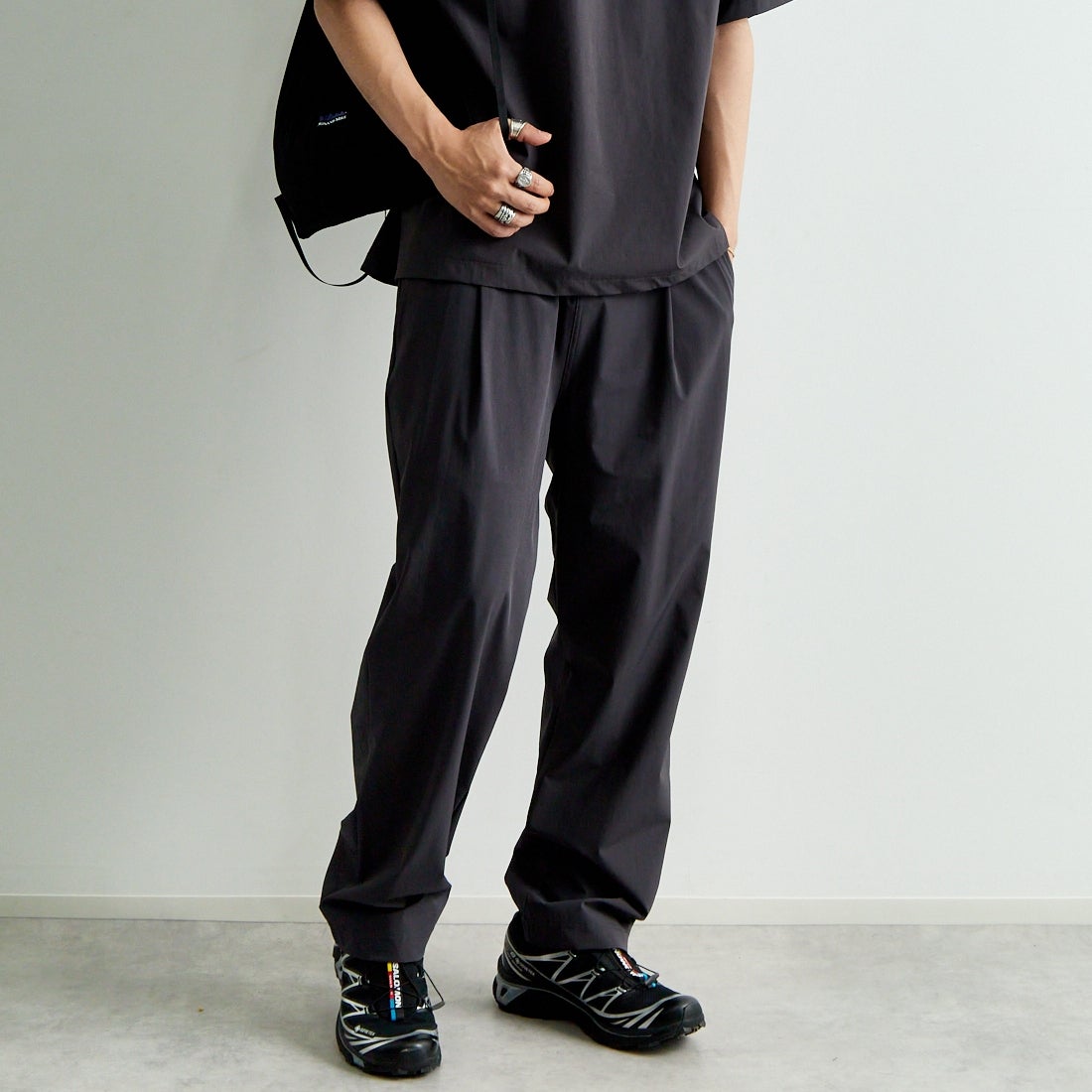 THOUSAND MILE [サウザンド マイル] ショートスリーブTシャツ&パンツ 3Pセットアップ [TM251NP00011] CHARCOAL &&モデル身長：179cm 着用サイズ：L&&