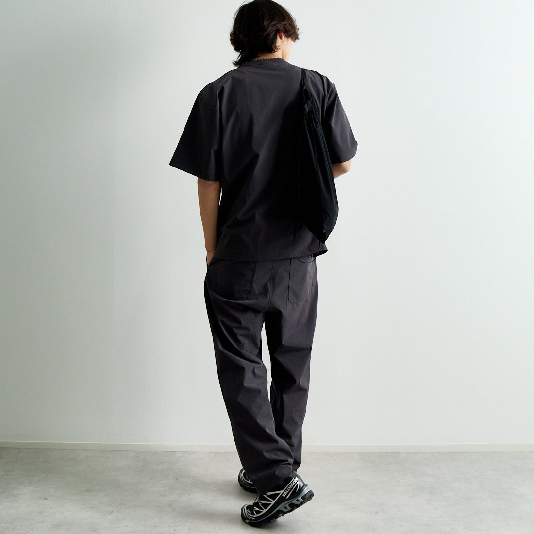 THOUSAND MILE [サウザンド マイル] ショートスリーブTシャツ&パンツ 3Pセットアップ [TM251NP00011] CHARCOAL &&モデル身長：179cm 着用サイズ：L&&