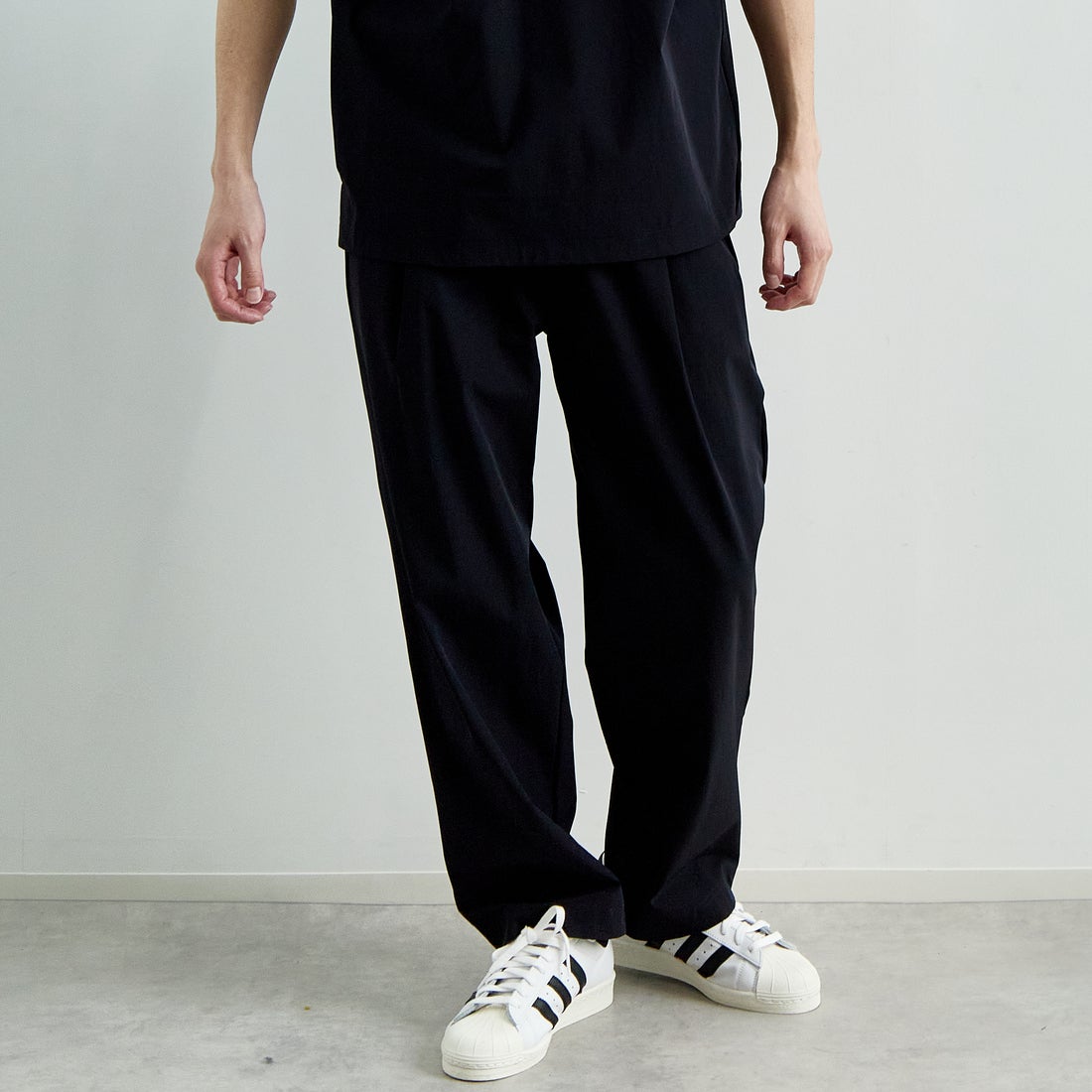 THOUSAND MILE [サウザンド マイル] ショートスリーブTシャツ&パンツ 3Pセットアップ [TM251NP00011] NAVY &&モデル身長：168cm 着用サイズ：M&&