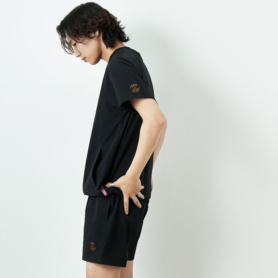 PARIS SAINT-GERMAN [パリ・サンジェルマン] ストレッチウーブン ショートスリーブTシャツ [PS2125SS0002] BLACK &&モデル身長：179cm 着用サイズ：M&&