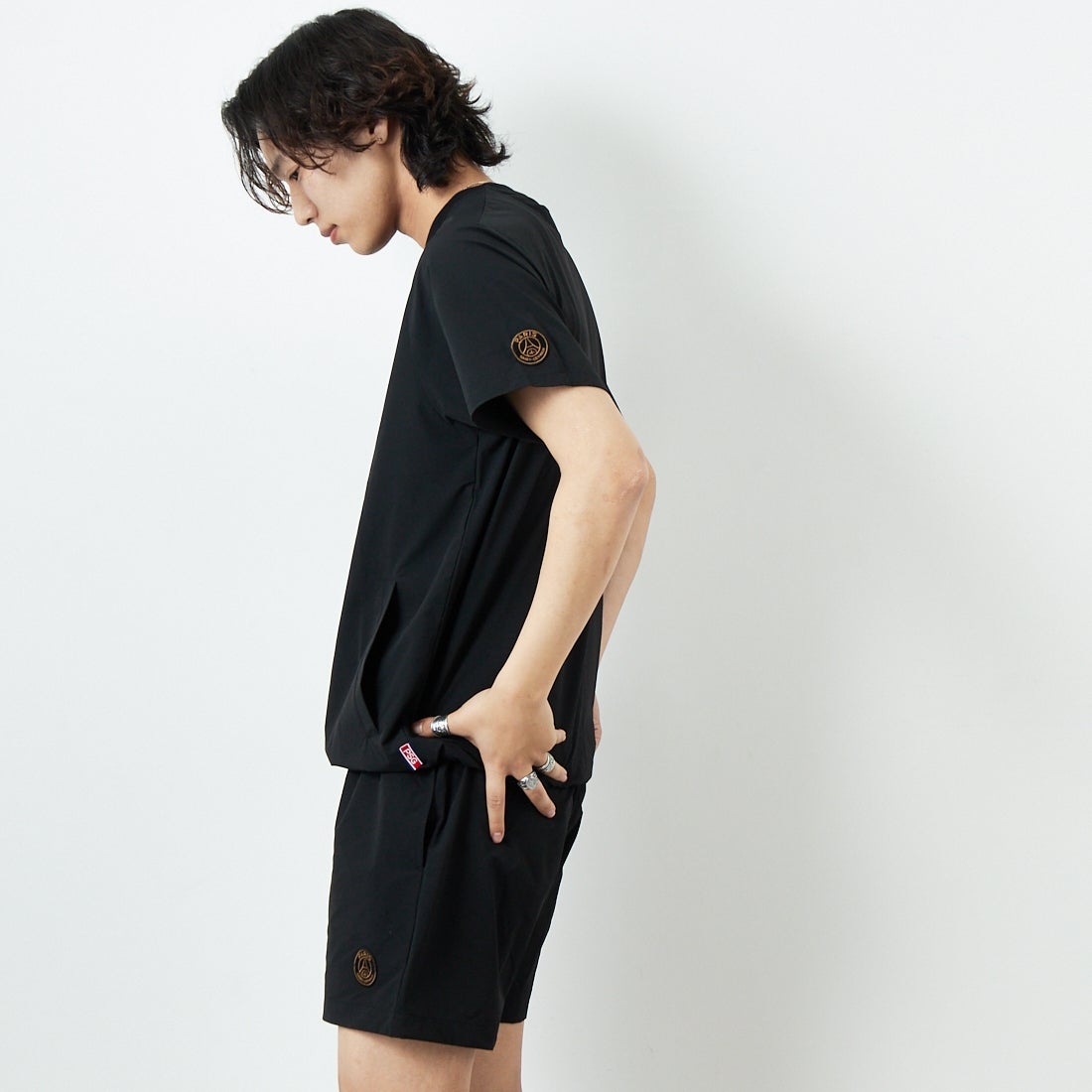 PARIS SAINT-GERMAN [パリ・サンジェルマン] ストレッチウーブン ショートスリーブTシャツ [PS2125SS0002] BLACK &&モデル身長：179cm 着用サイズ：M&&