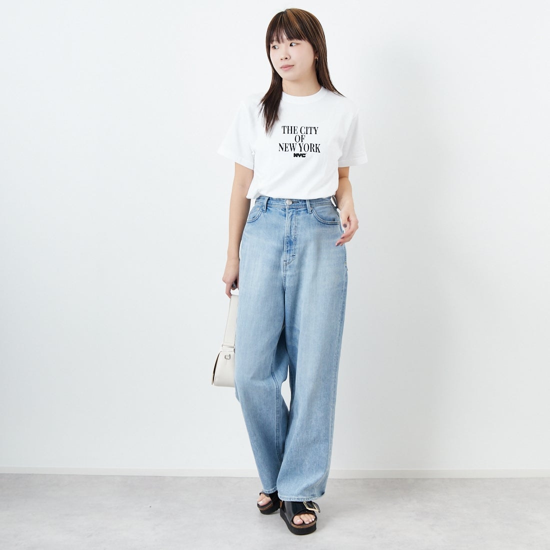 NYC × GOOD ROCK SPEED [エヌワイシー × グッドロックスピード] NYC Tシャツ [25NYC015W] WHITE &&モデル身長：167cm 着用サイズ：F&&