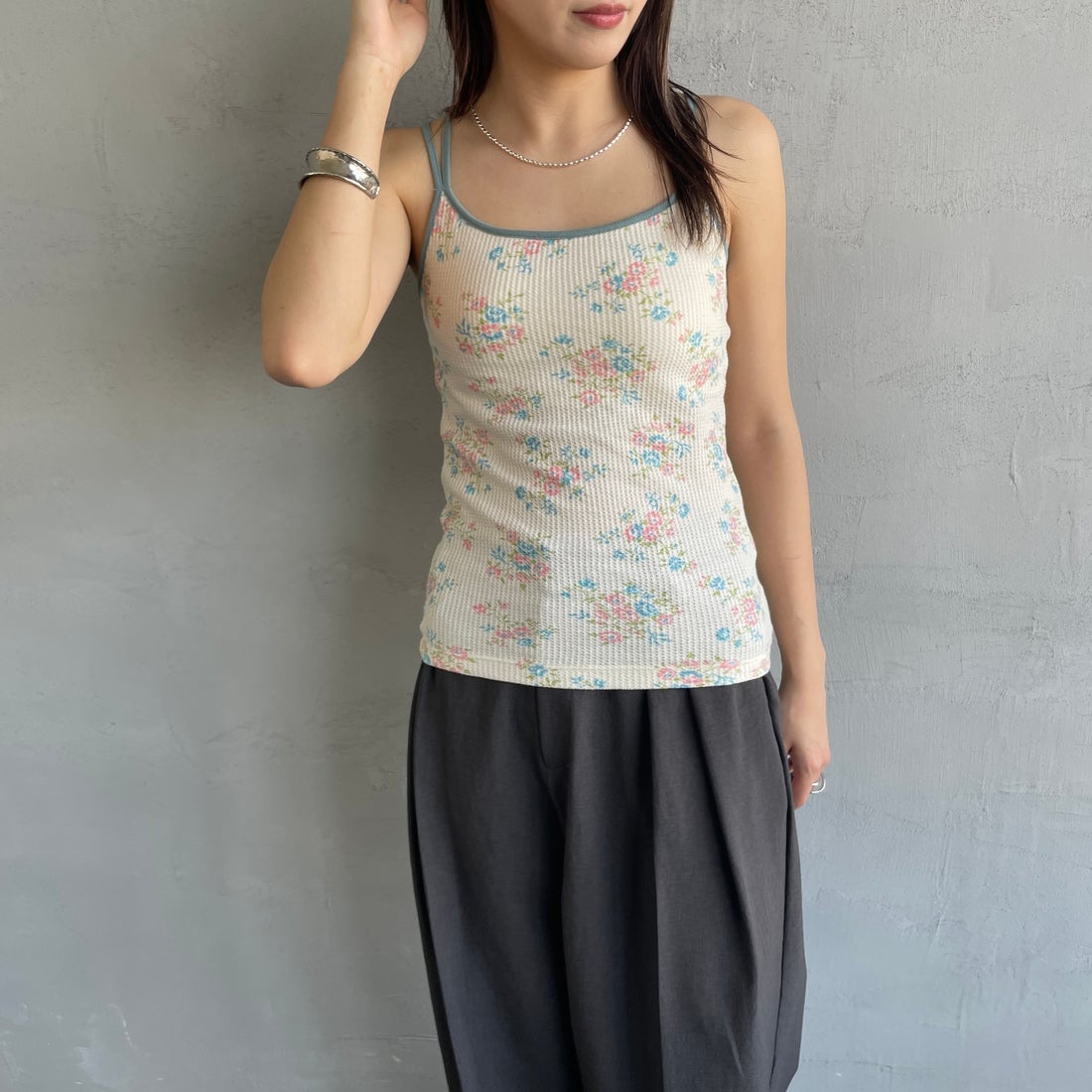 JE MORGAN [ジェイイーモーガン] 別注 TCワッフルカップ付きキャミソール [JF786-29S-JF] NAT/FANCY &&モデル身長：167cm 着用サイズ：F&&