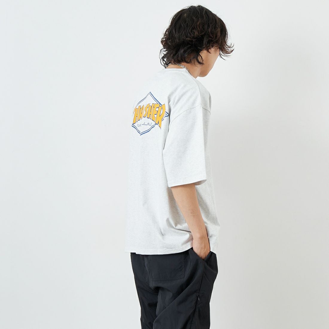 THRASHER [スラッシャー] ダイアモンド ロゴ ショートスリーブTシャツ [TH24SU04] A.GRY &&モデル身長：179cm 着用サイズ：L&&