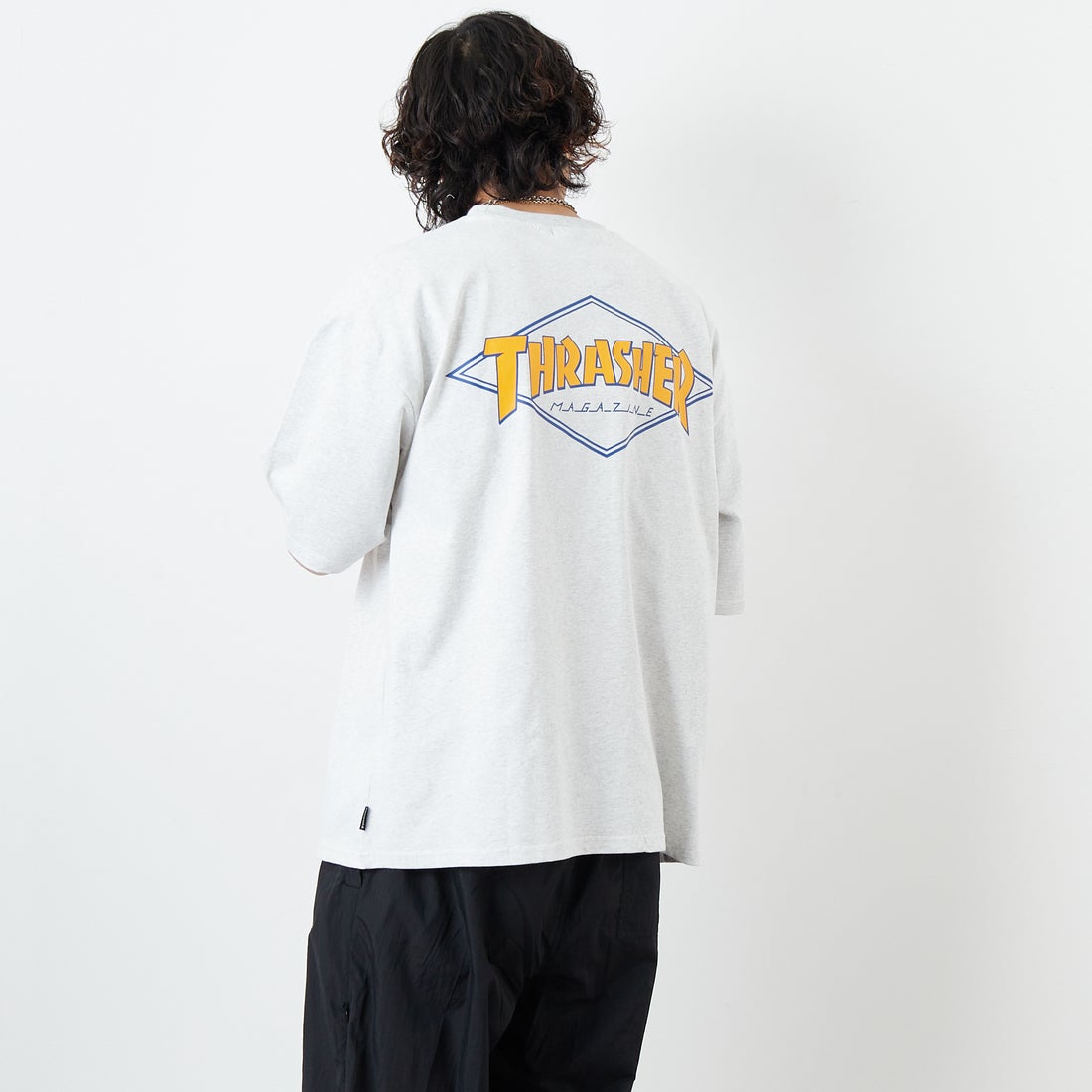 THRASHER [スラッシャー] ダイアモンド ロゴ ショートスリーブTシャツ [TH24SU04] A.GRY &&モデル身長：179cm 着用サイズ：L&&