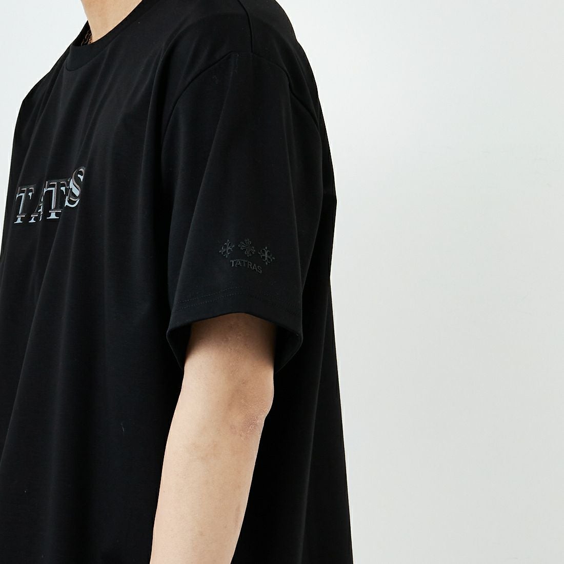 TATRAS [タトラス] RISTEN ショートスリーブTシャツ [MTKE25S8037-M] BLACK &&モデル身長：179cm 着用サイズ：4&&