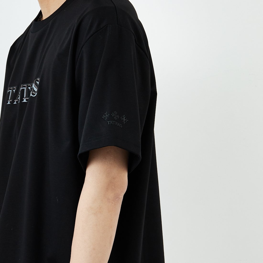 TATRAS [タトラス] RISTEN ショートスリーブTシャツ [MTKE25S8037-M] BLACK &&モデル身長：179cm 着用サイズ：4&&