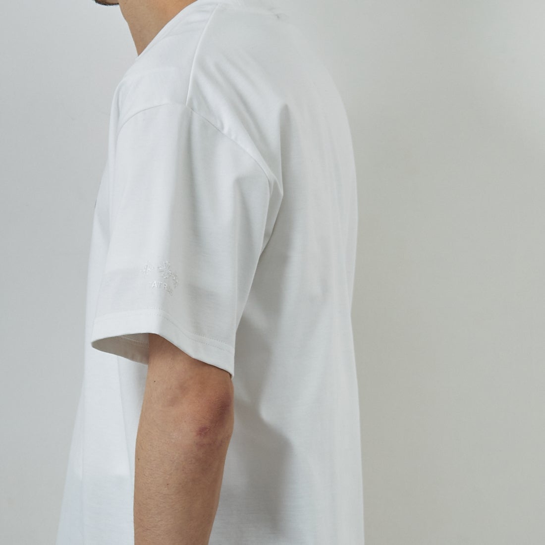 TATRAS [タトラス] RISTEN ショートスリーブTシャツ [MTKE25S8037-M] WHITE&&モデル身長：168cm 着用サイズ：2&&