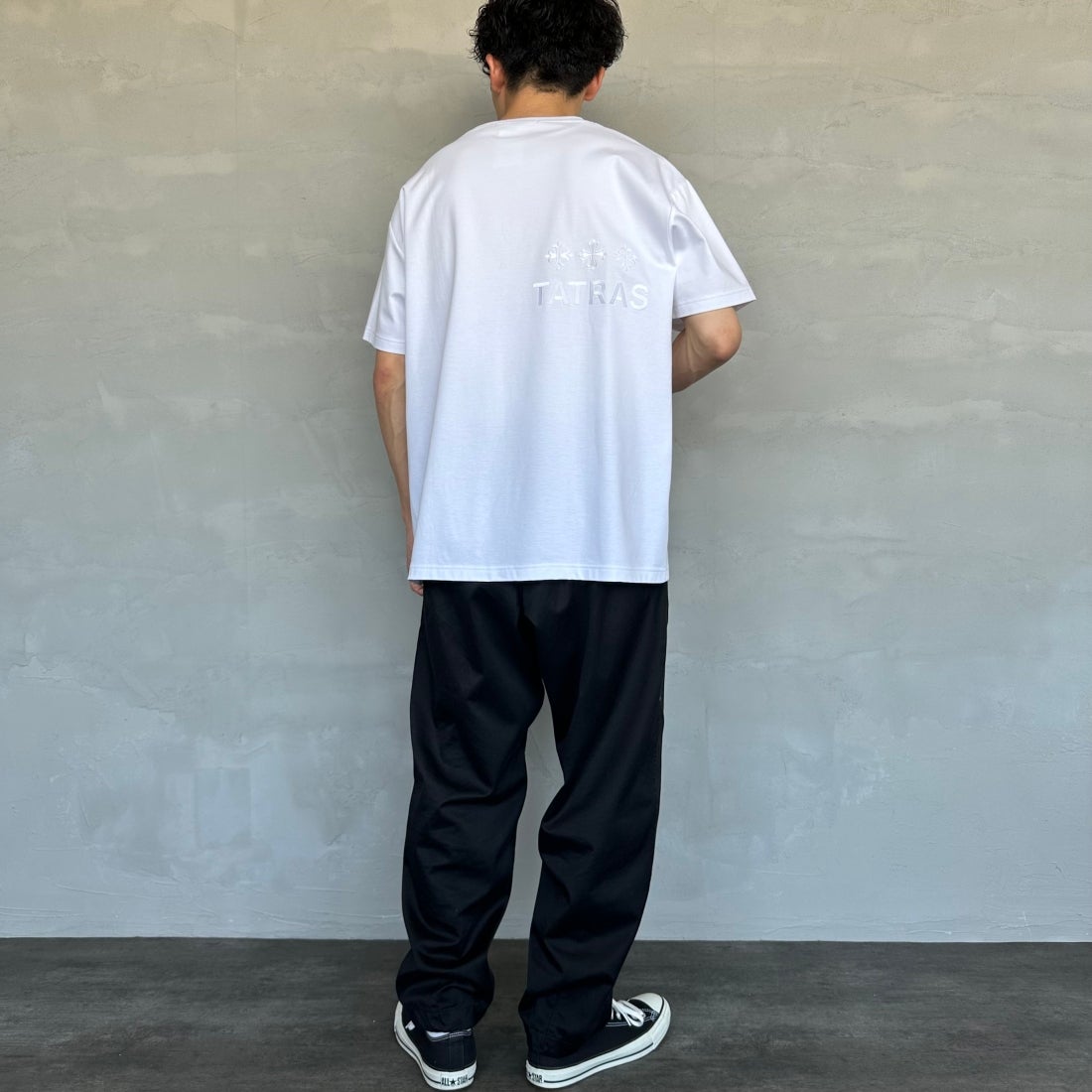 TATRAS [タトラス] 別注 GLUTO ショートスリーブTシャツ [MTIN24S8193-M-JF] WHITE &&モデル身長：168cm 着用サイズ：3&&