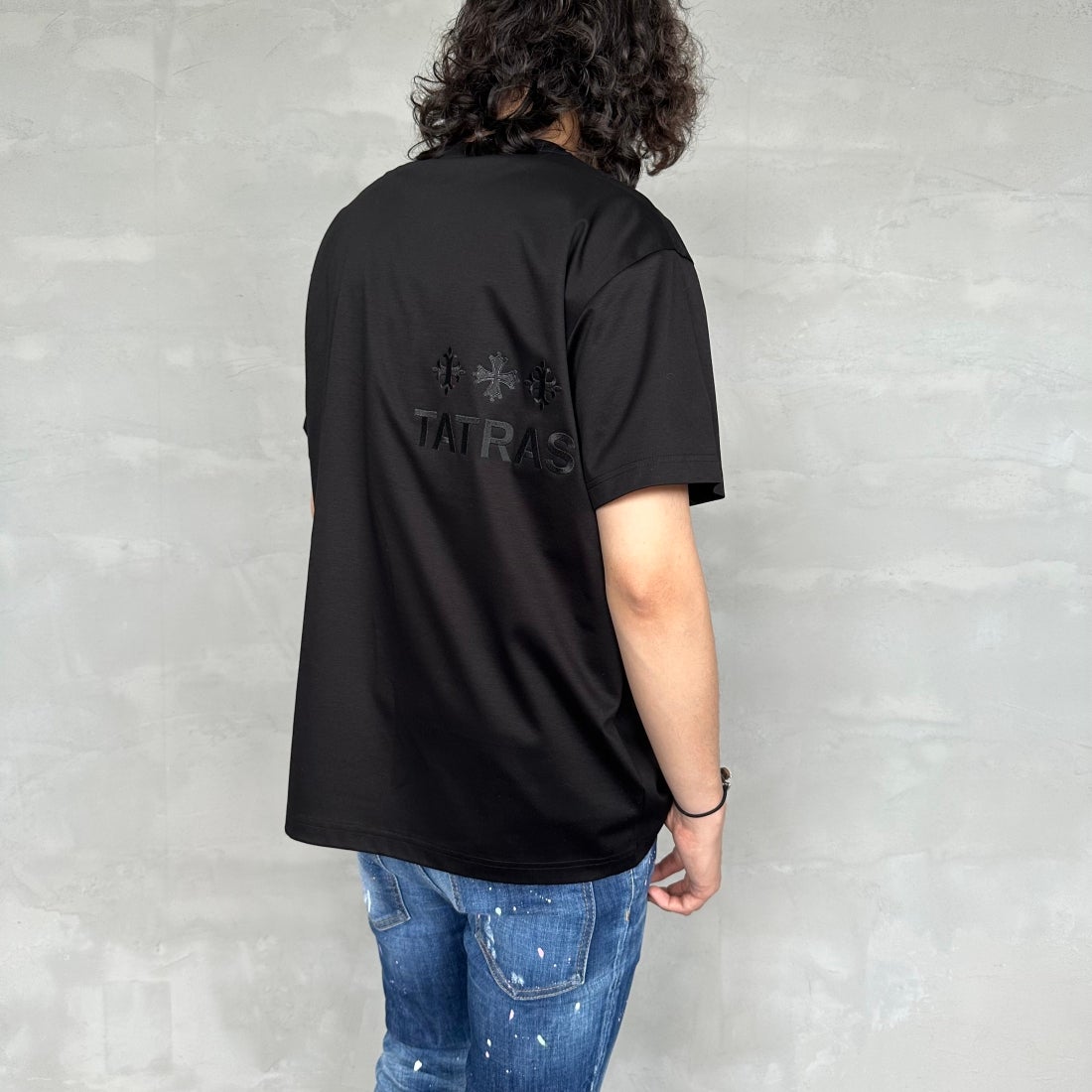 TATRAS [タトラス] 別注 GLUTO ショートスリーブTシャツ [MTIN24S8193-M-JF] BLACK &&モデル身長：173cm 着用サイズ：2&&