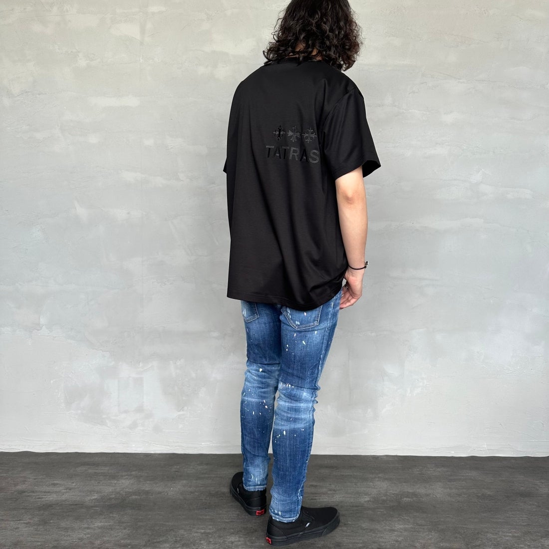 TATRAS [タトラス] 別注 GLUTO ショートスリーブTシャツ [MTIN24S8193-M-JF] BLACK &&モデル身長：173cm 着用サイズ：2&&