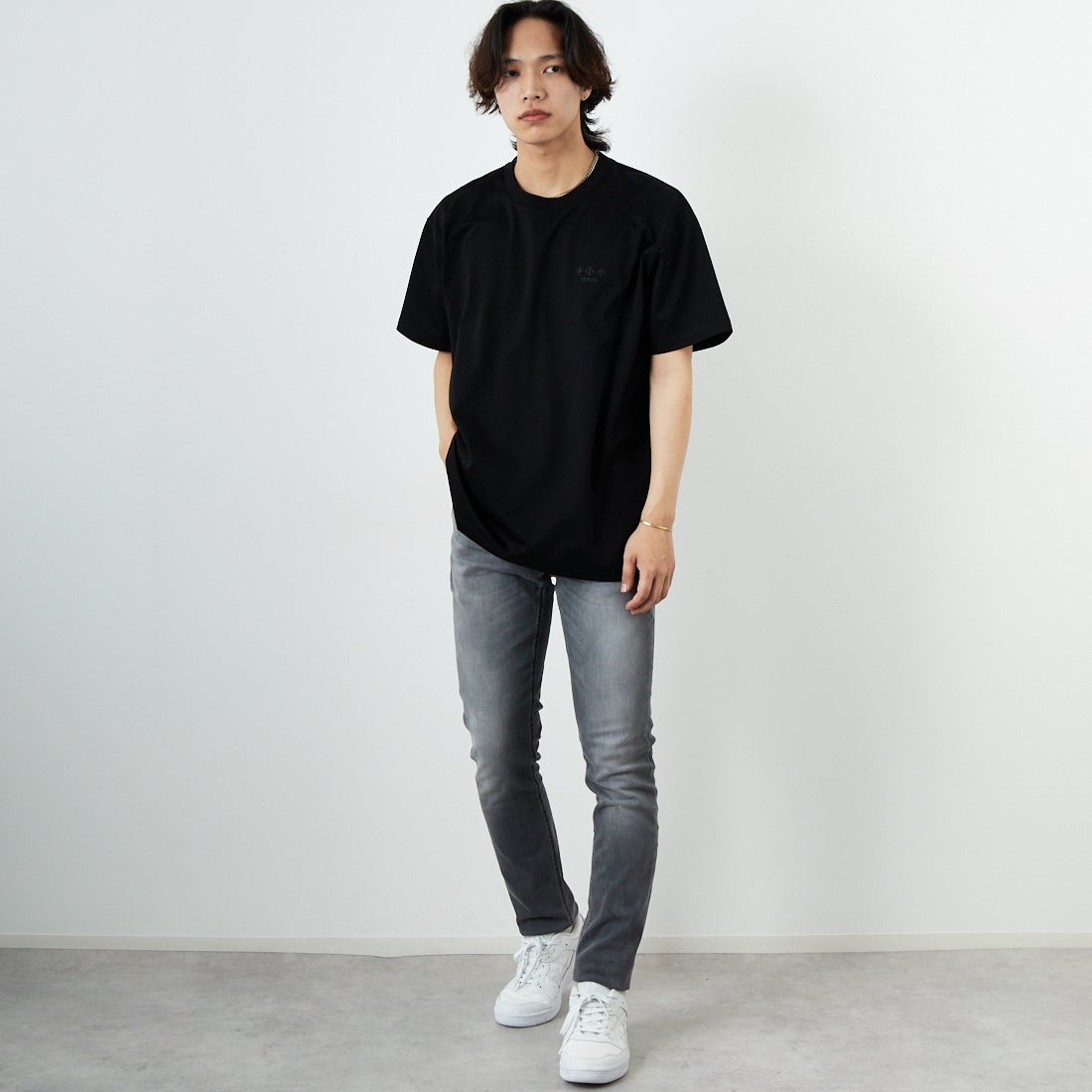 TATRAS [タトラTATRAS [タトラス] 別注 GLUTO ショートスリーブTシャツ [MTIN24S8193-M-JF] BLACKス] 別注 GLUTO ショートスリーブTシャツ [MTIN24S8193-M-JF] BLACK &&モデル身長：179cm 着用サイズ：4&&