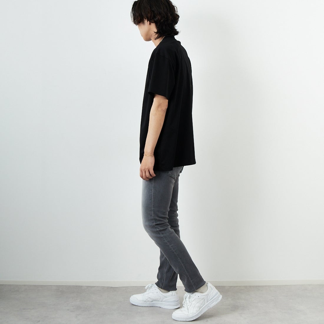 TATRAS [タトラTATRAS [タトラス] 別注 GLUTO ショートスリーブTシャツ [MTIN24S8193-M-JF] BLACKス] 別注 GLUTO ショートスリーブTシャツ [MTIN24S8193-M-JF] BLACK &&モデル身長：179cm 着用サイズ：4&&