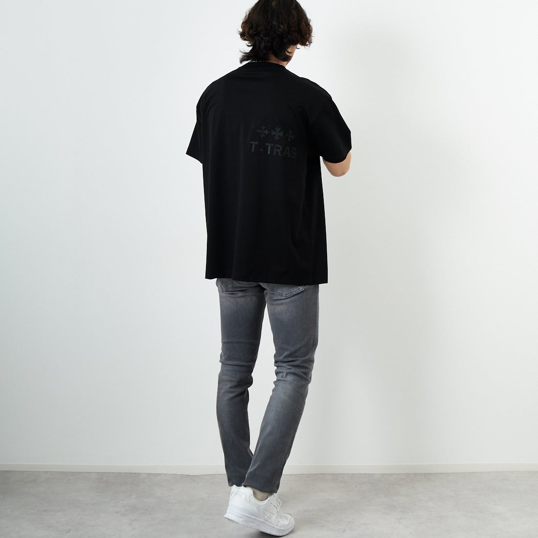 TATRAS [タトラTATRAS [タトラス] 別注 GLUTO ショートスリーブTシャツ [MTIN24S8193-M-JF] BLACKス] 別注 GLUTO ショートスリーブTシャツ [MTIN24S8193-M-JF] BLACK &&モデル身長：179cm 着用サイズ：4&&
