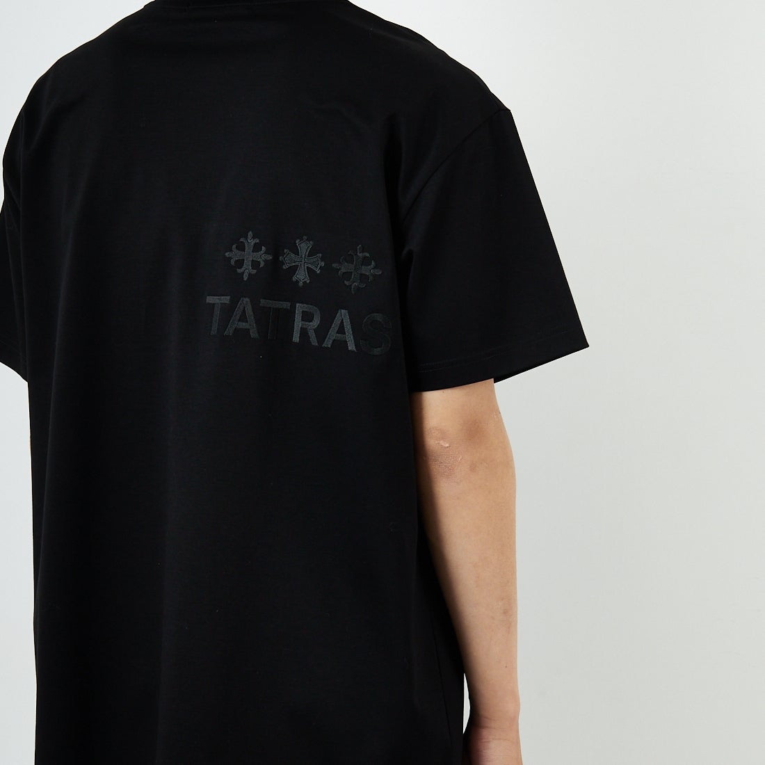 TATRAS [タトラTATRAS [タトラス] 別注 GLUTO ショートスリーブTシャツ [MTIN24S8193-M-JF] BLACKス] 別注 GLUTO ショートスリーブTシャツ [MTIN24S8193-M-JF] BLACK &&モデル身長：179cm 着用サイズ：4&&