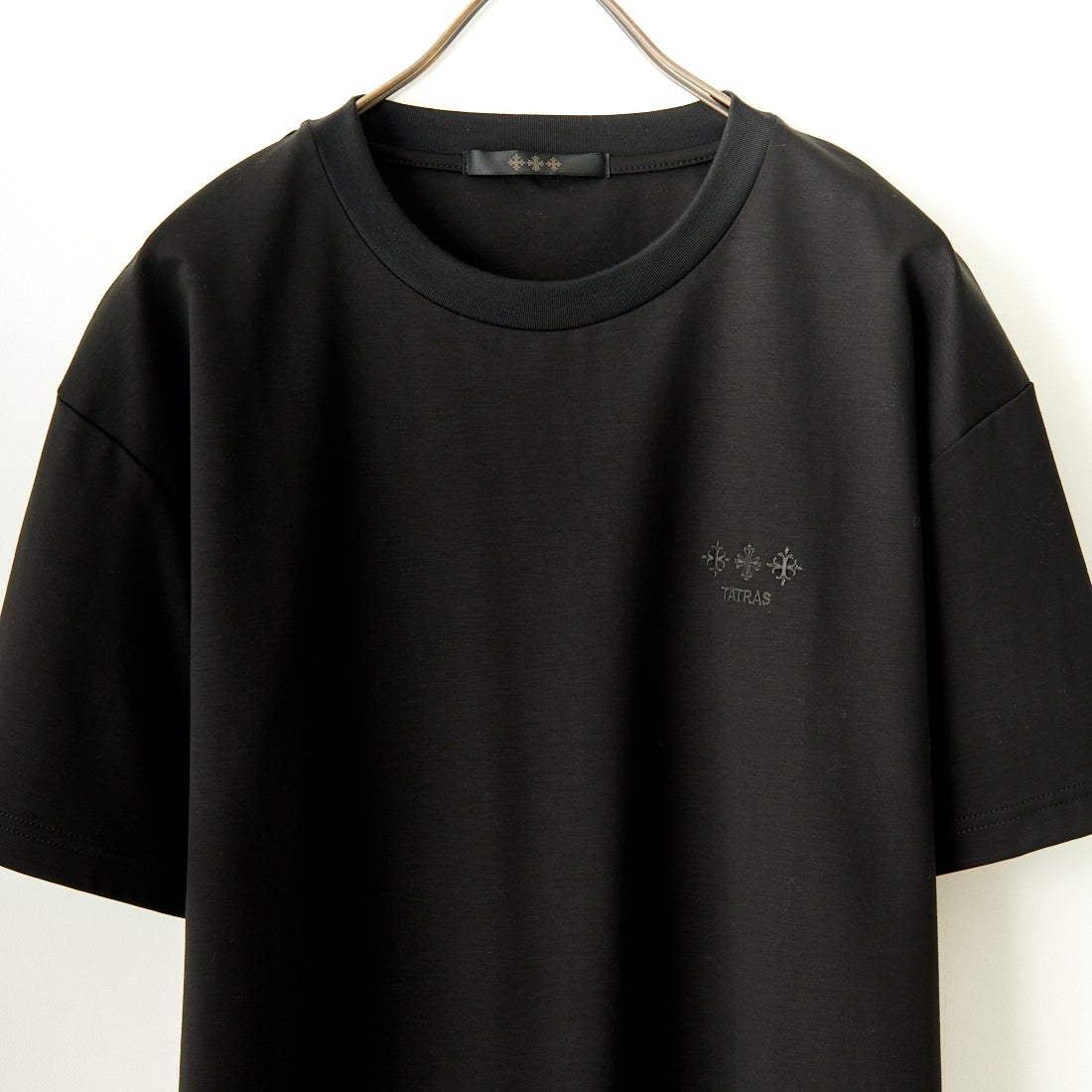 TATRAS [タトラTATRAS [タトラス] 別注 GLUTO ショートスリーブTシャツ [MTIN24S8193-M-JF] BLACKス] 別注 GLUTO ショートスリーブTシャツ [MTIN24S8193-M-JF] BLACK