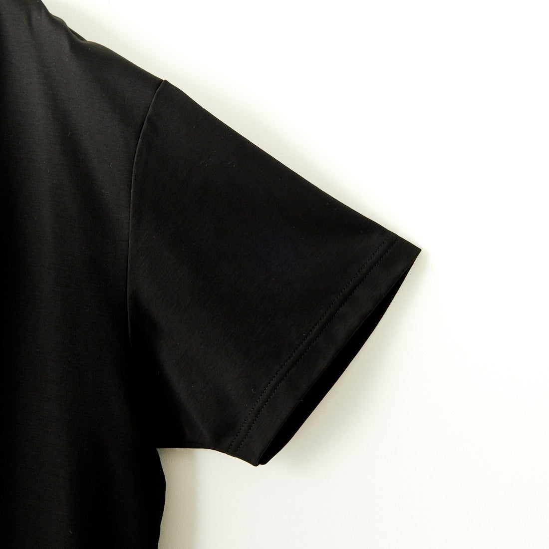 TATRAS [タトラTATRAS [タトラス] 別注 GLUTO ショートスリーブTシャツ [MTIN24S8193-M-JF] BLACKス] 別注 GLUTO ショートスリーブTシャツ [MTIN24S8193-M-JF] BLACK