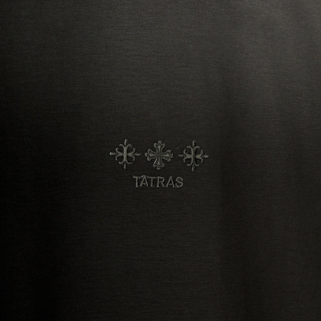 TATRAS [タトラTATRAS [タトラス] 別注 GLUTO ショートスリーブTシャツ [MTIN24S8193-M-JF] BLACKス] 別注 GLUTO ショートスリーブTシャツ [MTIN24S8193-M-JF] BLACK