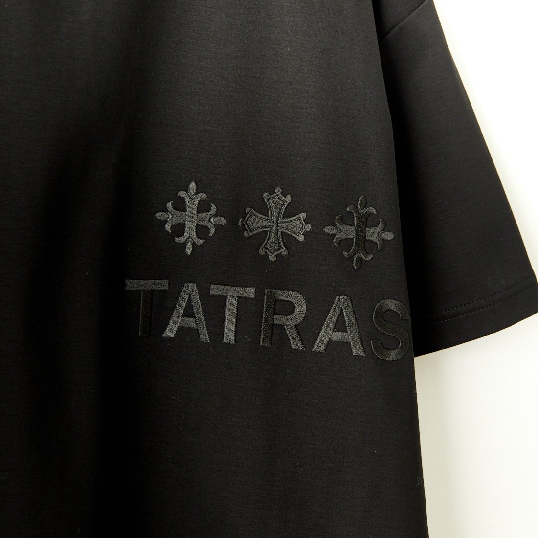 TATRAS [タトラTATRAS [タトラス] 別注 GLUTO ショートスリーブTシャツ [MTIN24S8193-M-JF] BLACKス] 別注 GLUTO ショートスリーブTシャツ [MTIN24S8193-M-JF] BLACK