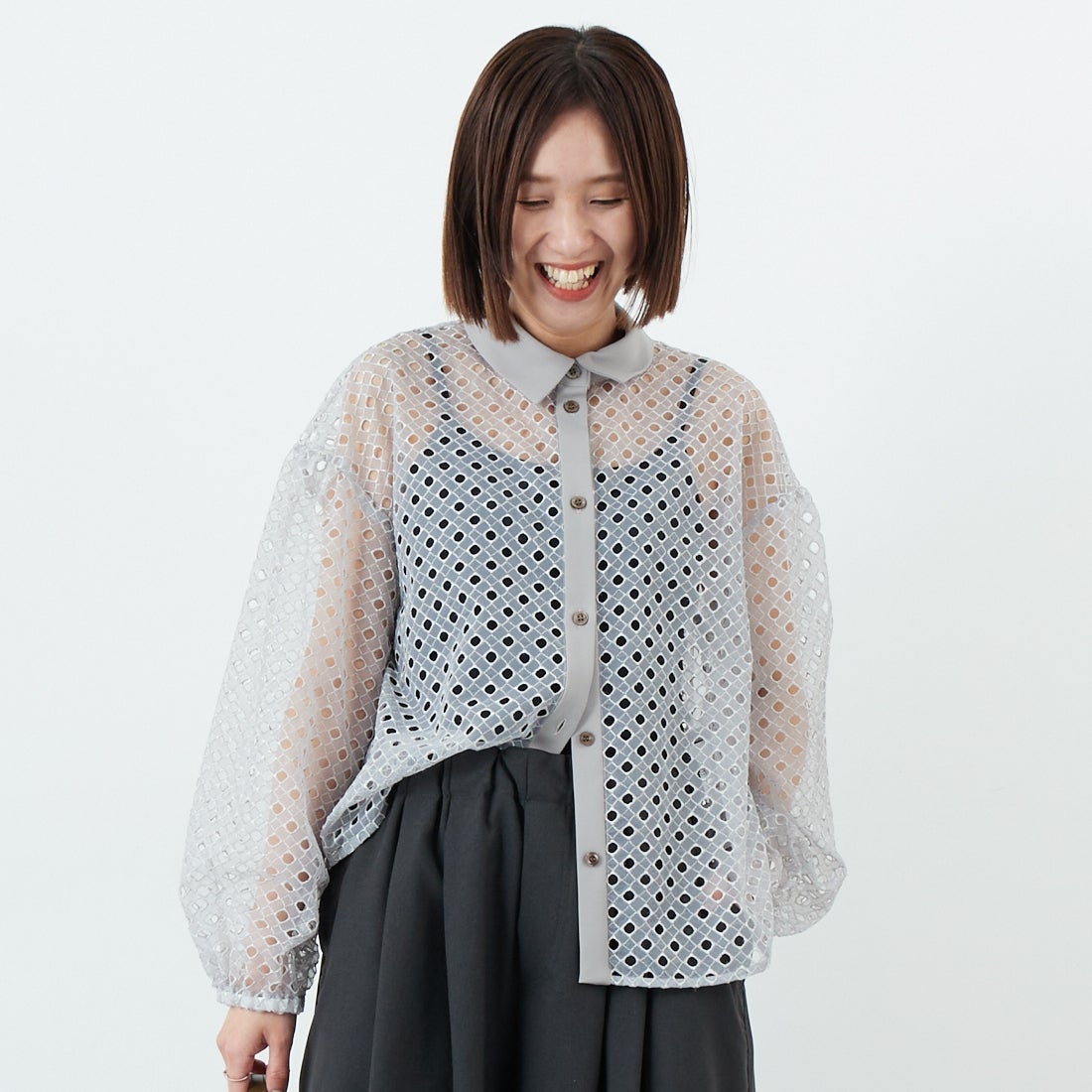 STELLA CIFFON [ステラシフォン] ジオメトリーレース刺繍シャツ [ST1-25403] 81 GRAY &&モデル身長：160cm 着用サイズ：36&&