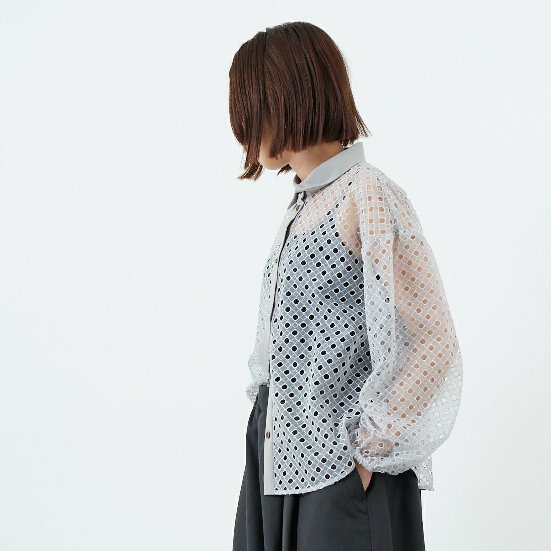 STELLA CIFFON [ステラシフォン] ジオメトリーレース刺繍シャツ [ST1-25403] 81 GRAY &&モデル身長：160cm 着用サイズ：36&&