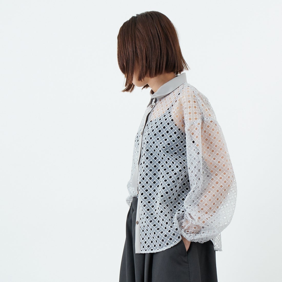STELLA CIFFON [ステラシフォン] ジオメトリーレース刺繍シャツ [ST1-25403] 81 GRAY &&モデル身長：160cm 着用サイズ：36&&