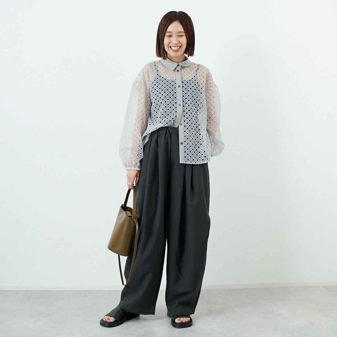 STELLA CIFFON [ステラシフォン] ジオメトリーレース刺繍シャツ [ST1-25403] 81 GRAY &&モデル身長：160cm 着用サイズ：36&&