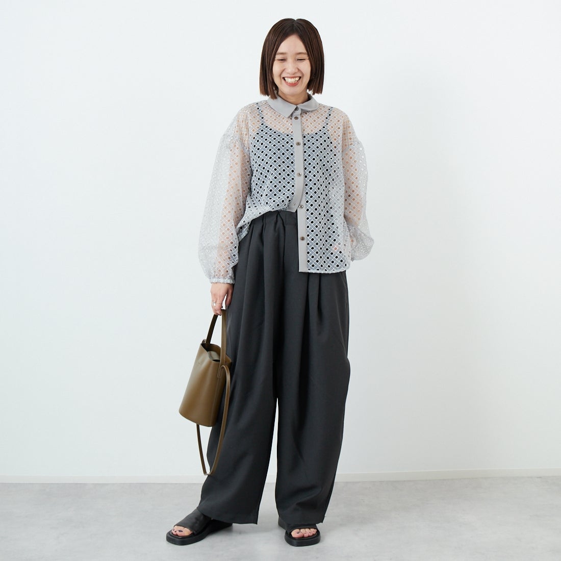 STELLA CIFFON [ステラシフォン] ジオメトリーレース刺繍シャツ [ST1-25403] 81 GRAY &&モデル身長：160cm 着用サイズ：36&&