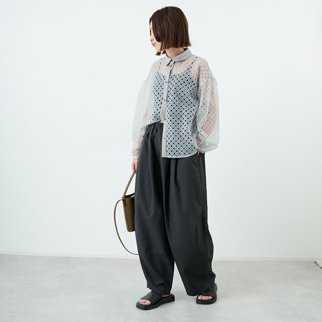 STELLA CIFFON [ステラシフォン] ジオメトリーレース刺繍シャツ [ST1-25403] 81 GRAY &&モデル身長：160cm 着用サイズ：36&&