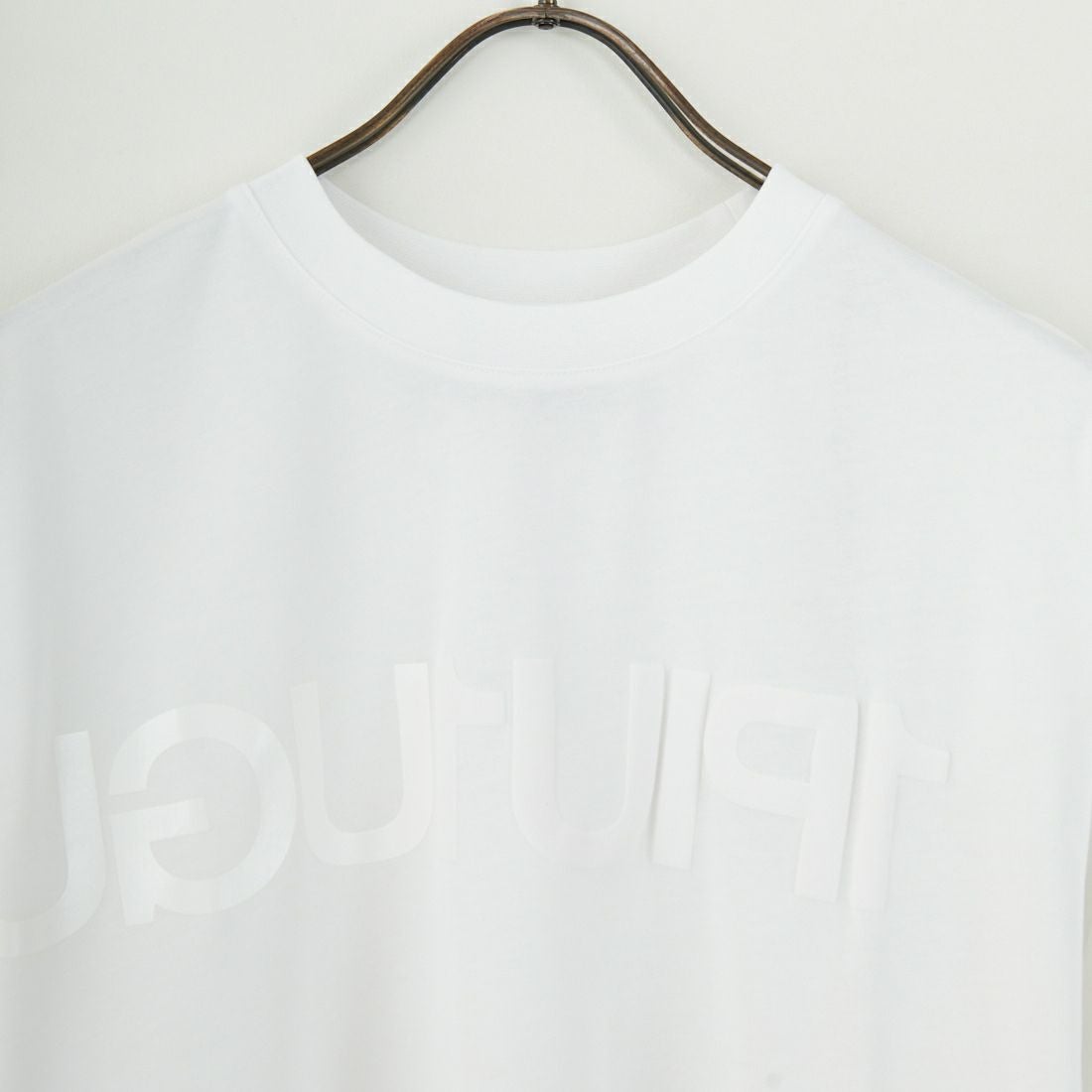 1PIU1UGUALE3 RELAX [ウノ ピゥ ウノ ウグァーレ トレ] ビッグロゴインバーテッドTシャツ [UST-25063] SN10 WHITE