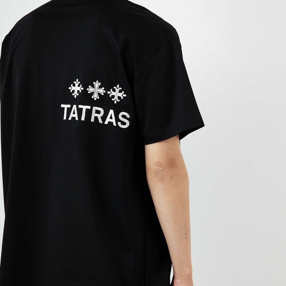TATRAS [タトラス] NUNKI ショートスリーブTシャツ [MTAT25S8193-M] BLACK &&モデル身長：179cm 着用サイズ：3&&