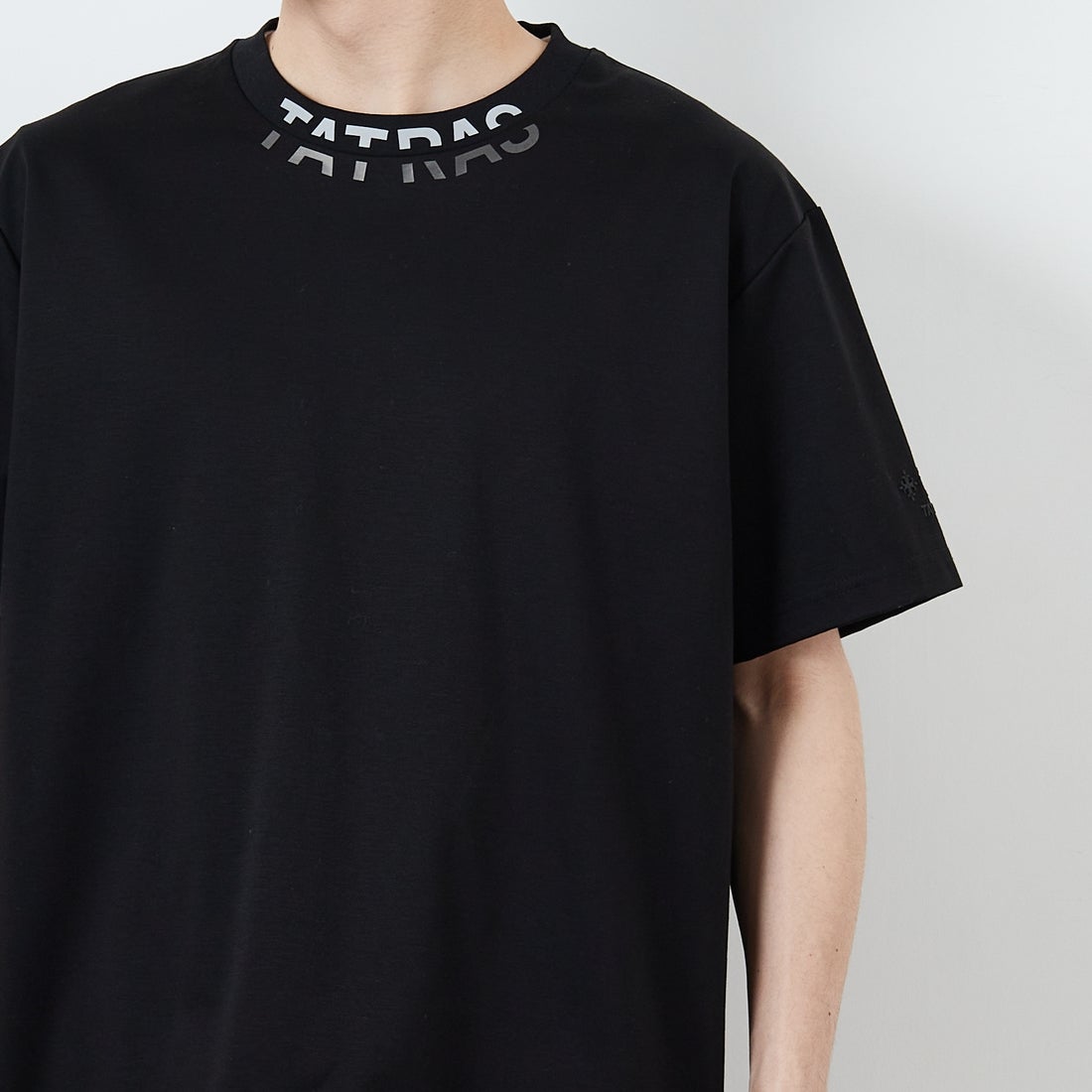 TATRAS [タトラス] WANDO ショートスリーブTシャツ [MTKE25S8038-M] BLACK &&モデル身長：168cm 着用サイズ：2&&