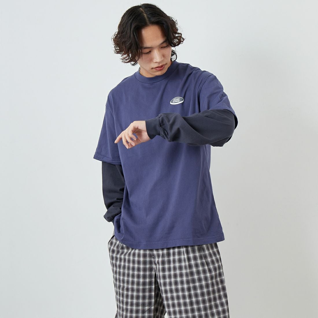 SEDAN ALL-PURPOSE [セダン オールパーパス] オーバルロゴレイヤードTシャツ [SD25S-CT04] NVY/CHR &&モデル身長：179cm 着用サイズ：L&&
