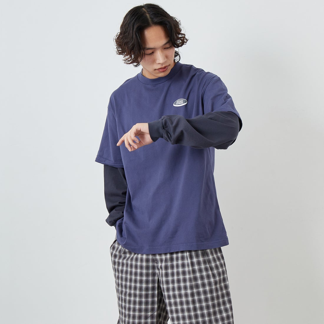 SEDAN ALL-PURPOSE [セダン オールパーパス] オーバルロゴレイヤードTシャツ [SD25S-CT04] NVY/CHR &&モデル身長：179cm 着用サイズ：L&&