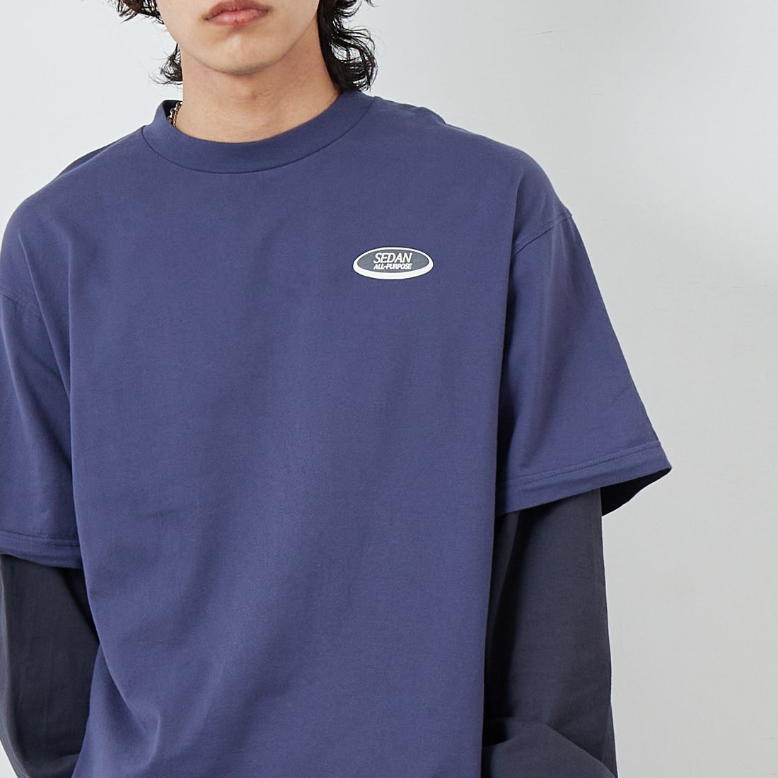 SEDAN ALL-PURPOSE [セダン オールパーパス] オーバルロゴレイヤードTシャツ [SD25S-CT04] NVY/CHR &&モデル身長：179cm 着用サイズ：L&&