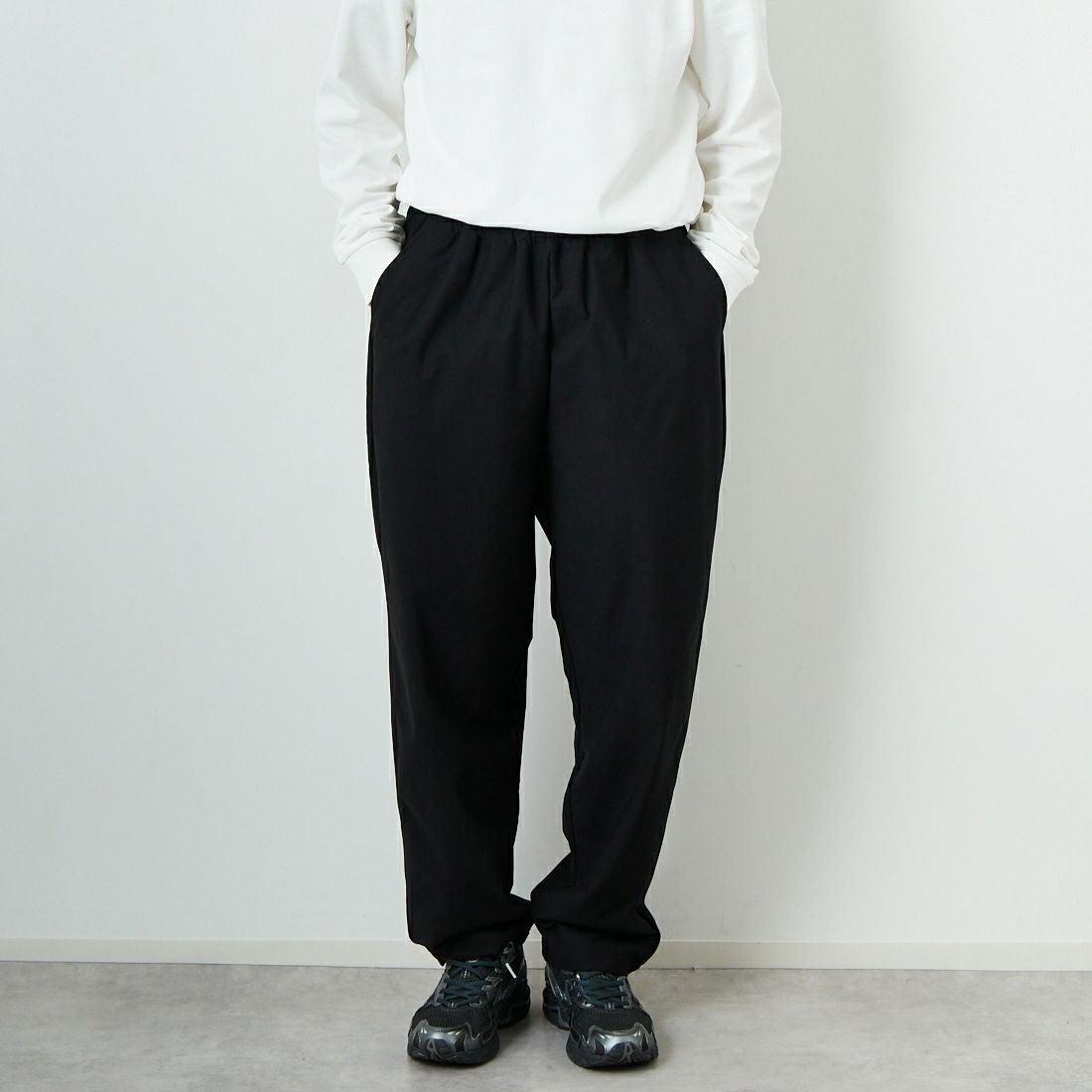 STILL BY HAND [スティルバイハンド] 別注 スリムテーパードパンツ [2501JF-EX05-JF] BLACK &&モデル身長：168cm 着用サイズ：46&&