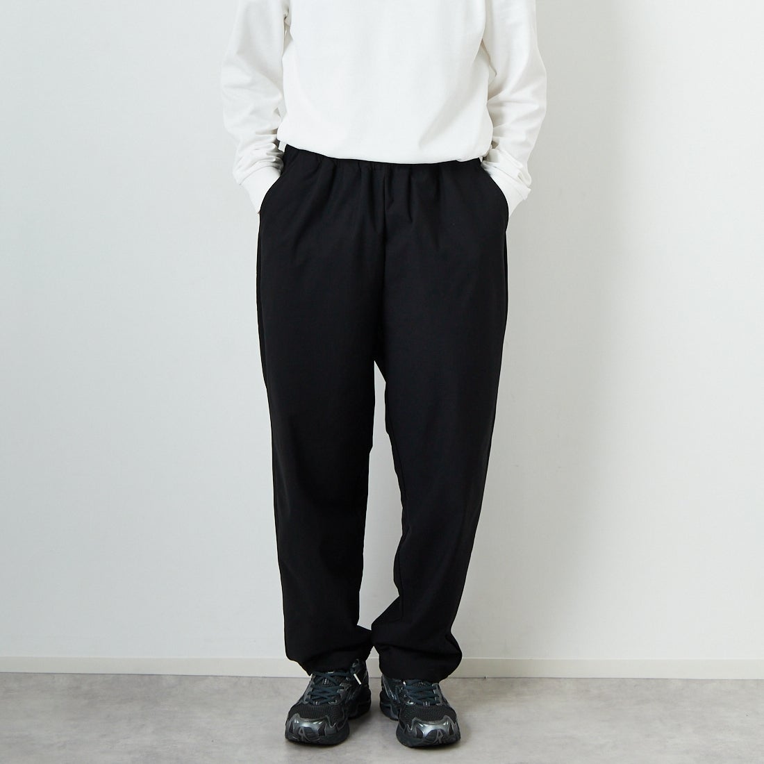 STILL BY HAND [スティルバイハンド] 別注 スリムテーパードパンツ [2501JF-EX05-JF] BLACK &&モデル身長：168cm 着用サイズ：46&&