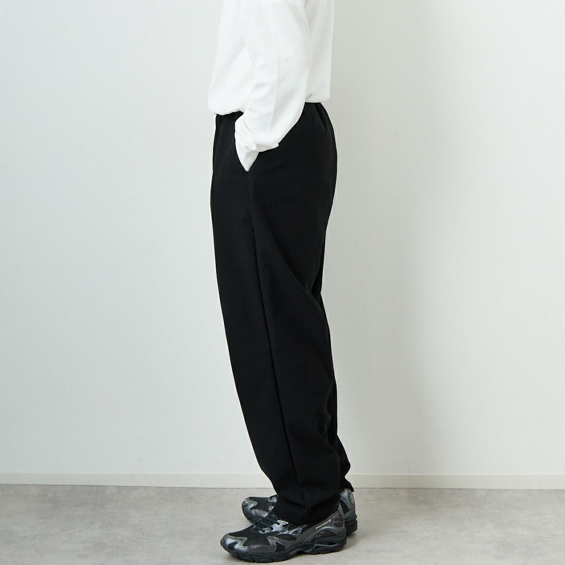 STILL BY HAND [スティルバイハンド] 別注 スリムテーパードパンツ [2501JF-EX05-JF] BLACK &&モデル身長：168cm 着用サイズ：46&&