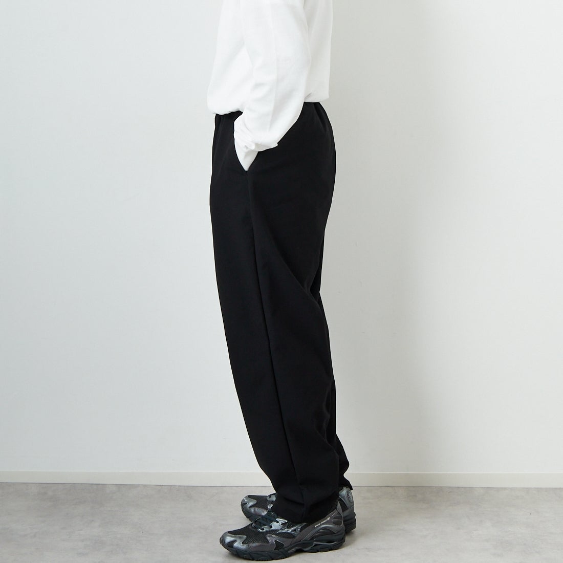 STILL BY HAND [スティルバイハンド] 別注 スリムテーパードパンツ [2501JF-EX05-JF] BLACK &&モデル身長：168cm 着用サイズ：46&&