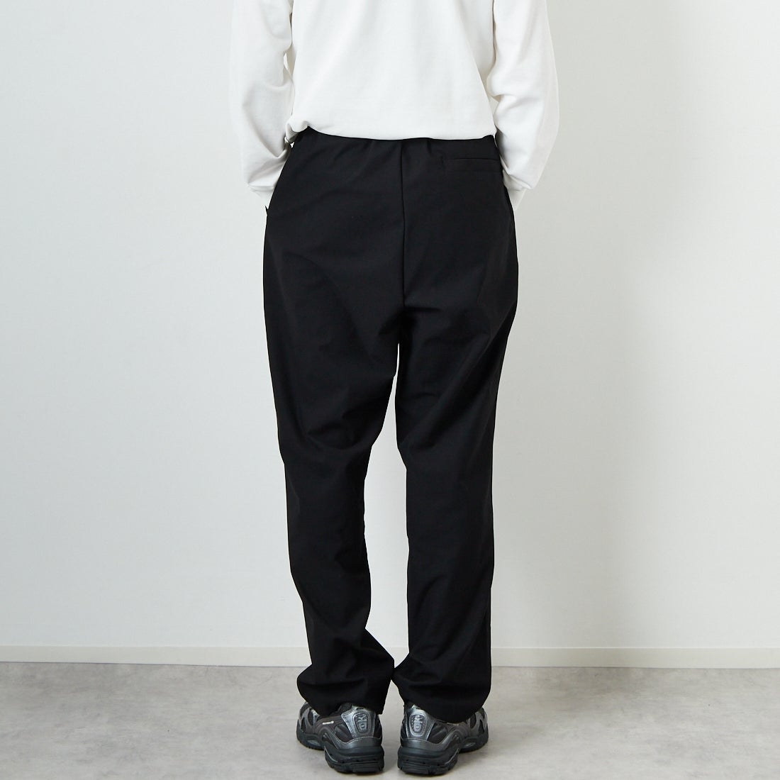 STILL BY HAND [スティルバイハンド] 別注 スリムテーパードパンツ [2501JF-EX05-JF] BLACK &&モデル身長：168cm 着用サイズ：46&&