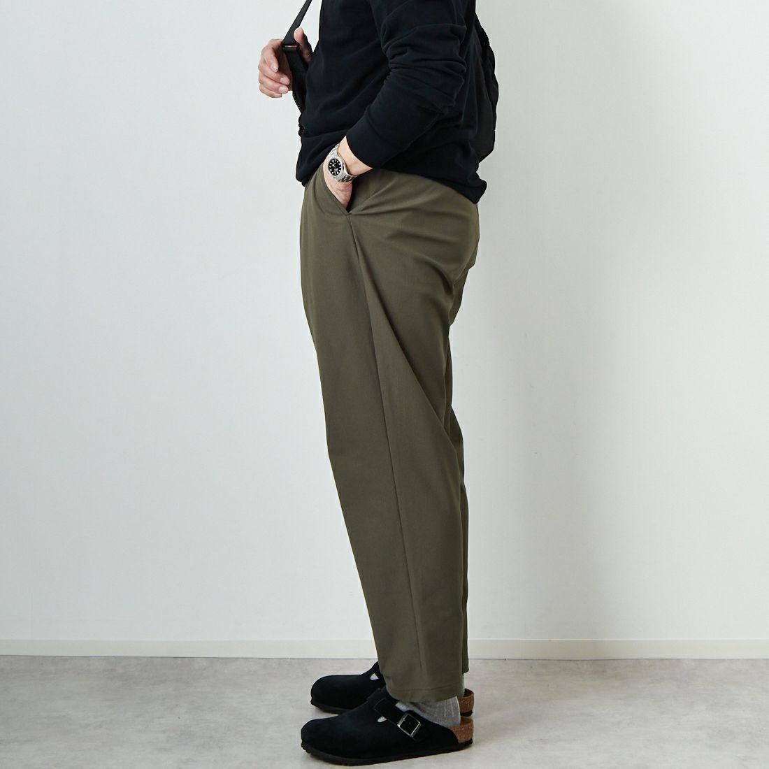 STILL BY HAND [スティルバイハンド] 別注 スリムテーパードパンツ [2501JF-EX05-JF] OLIVE&&モデル身長：174cm 着用サイズ：46&&