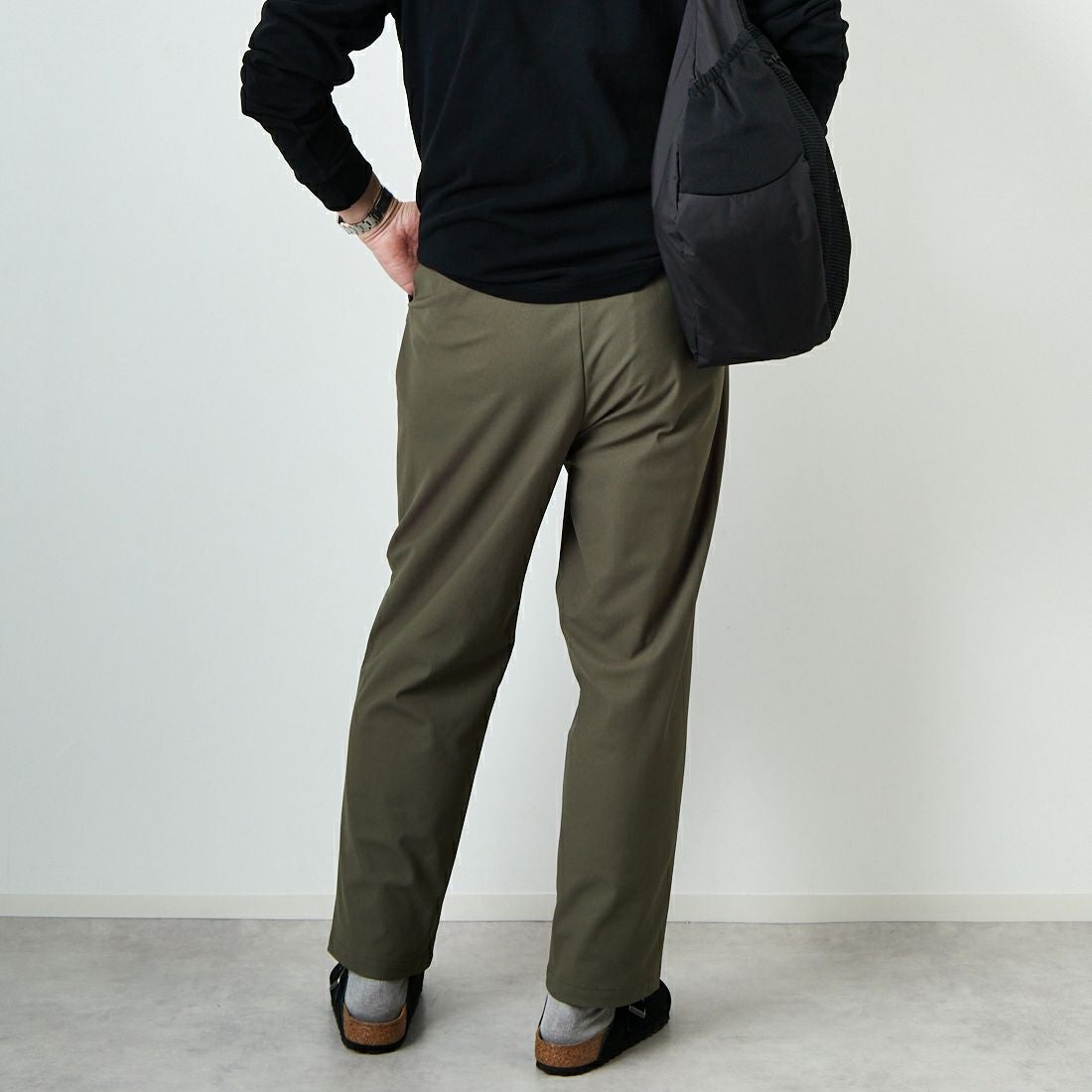 STILL BY HAND [スティルバイハンド] 別注 スリムテーパードパンツ [2501JF-EX05-JF] OLIVE&&モデル身長：174cm 着用サイズ：46&&